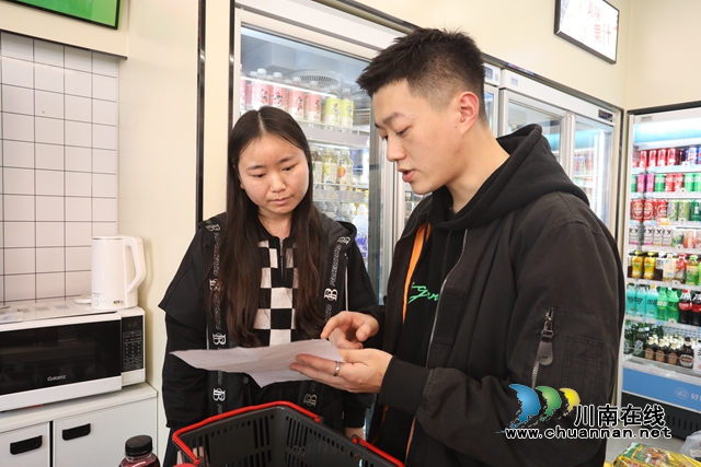 陈凯杰上门为创业者宣传补贴、贷款政策.JPG
