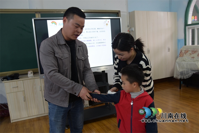 4.高医生讲解骨折急救包扎法.JPG