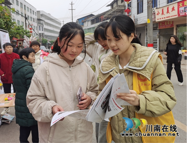 社工向群众介绍宣传手册内容.jpg
