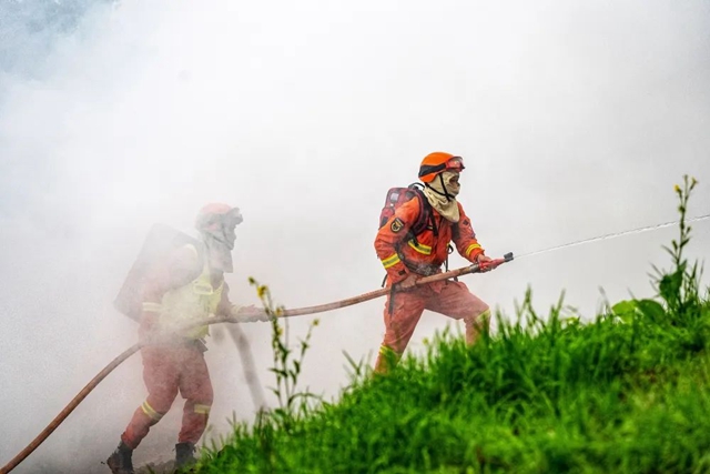 锤炼“以水灭火”实战能力 泸州市2023年森林火灾实战演练开练(图3) 3.jpg