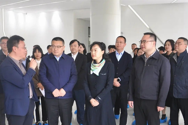 龙马潭区党政代表团到纳溪区考察交流