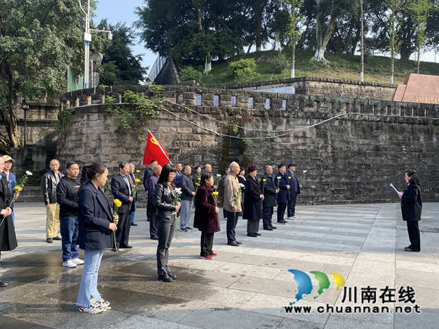 书记宣读倡议书1.jpg