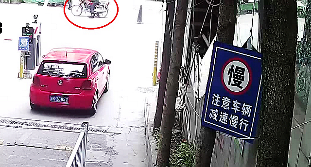 警示！茶馆老板遭遇换钱“魔术手”，资中警方快速破案——