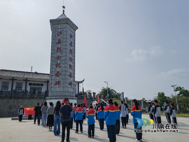 学校师生前来扫墓（曾佐然摄）.jpg