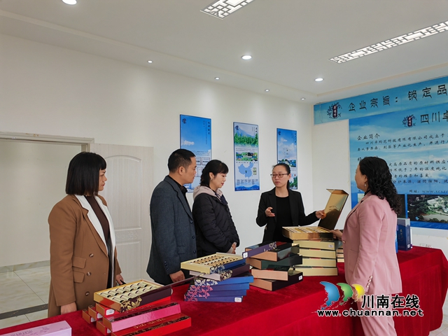 介绍生产的产品（曾佐然摄）.jpg