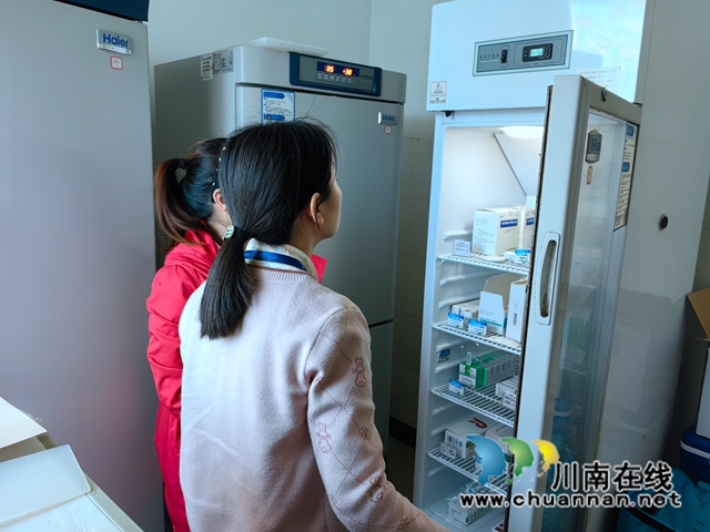 图为执法人员正在查看疫苗储存情况.jpg