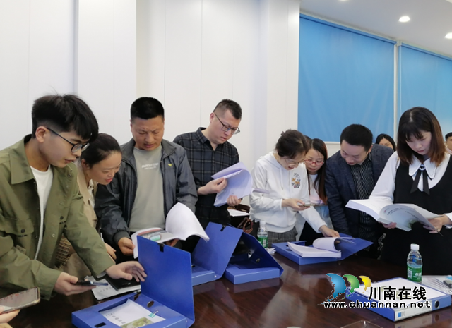 参会人员学习得胜镇农民工综合服务站建设软件资料.png