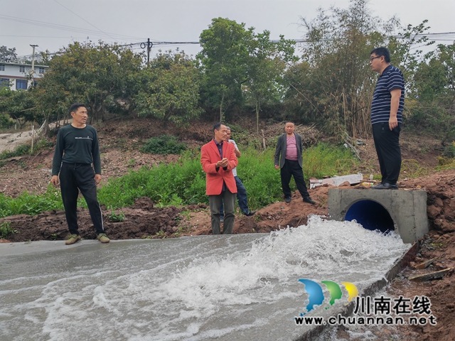 群众欢庆通水成功（曾佐然摄）.jpg