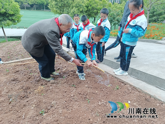 7.“通过今天的动手实践，看到程爷爷那布满劳作痕迹的双手，明白了一个道理：一分耕耘，一分收获。世界上没有不劳作就会有收获的东西！”学生鲁思岑感叹道。.jpg