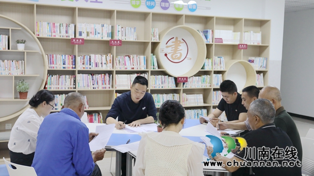 双加镇罗星村农家书屋，农技员正在为大家讲病虫害防治要点.jpg