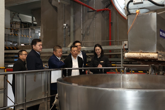 市场监管总局计量司一级巡视员张益群、省市场监管局局长陈凯到泸州市调研食品安全“两个责任”落实情况及检查节前安全工作(图2) 市场2.jpg