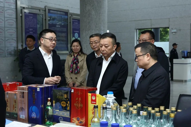 市场监管总局计量司一级巡视员张益群、省市场监管局局长陈凯到泸州市调研食品安全“两个责任”落实情况及检查节前安全工作(图3) 市场3.jpg