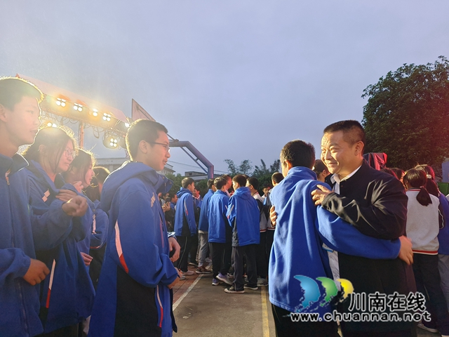 学生与老师拥抱1.jpg