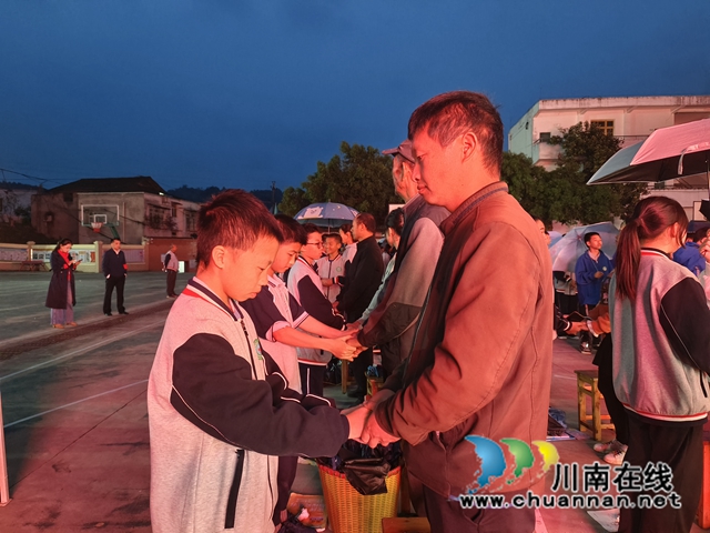 学生与家长拥抱1.jpg