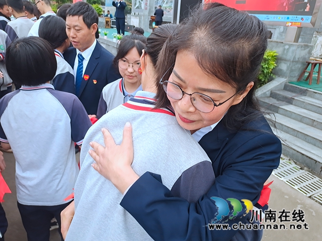 学生拥抱老师.jpg
