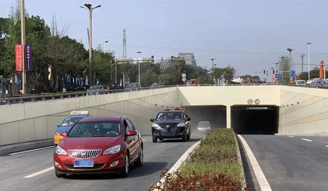 泸州关口下穿隧道辅道限高装置启用