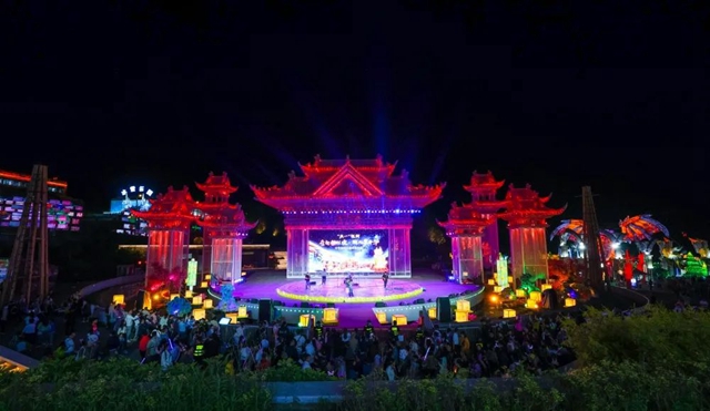 燃炸全场!彩灯大世界“跨次元国潮狂欢夜”嗨翻了(图1) 1.jpg