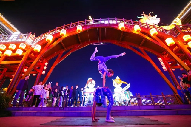 燃炸全场!彩灯大世界“跨次元国潮狂欢夜”嗨翻了(图6) 6.jpg