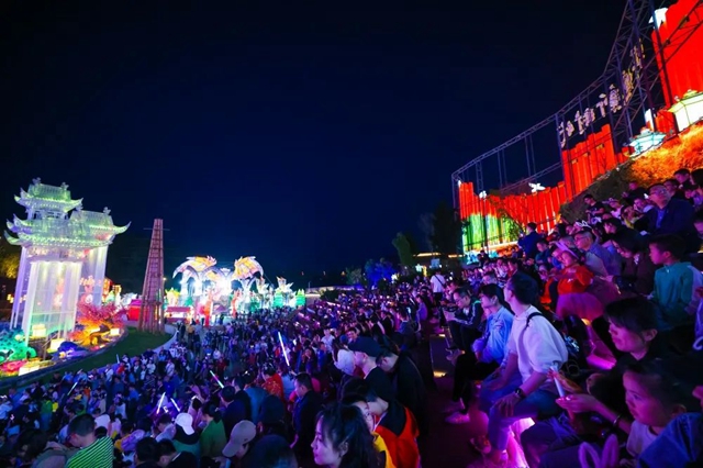 燃炸全场!彩灯大世界“跨次元国潮狂欢夜”嗨翻了(图5) 5.jpg