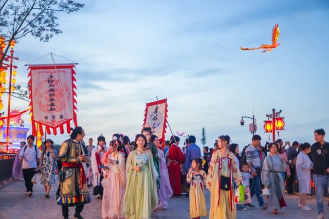 燃炸全场!彩灯大世界“跨次元国潮狂欢夜”嗨翻了(图9) 9.jpg