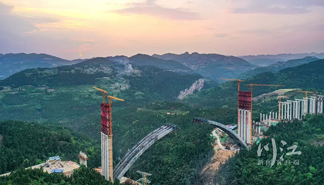跨径335米丨最新航拍带你看泸州这座“世界第一悬浇拱桥”有多壮观(图3) 3.jpg