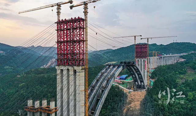 跨径335米丨最新航拍带你看泸州这座“世界第一悬浇拱桥”有多壮观(图4) 4.jpg