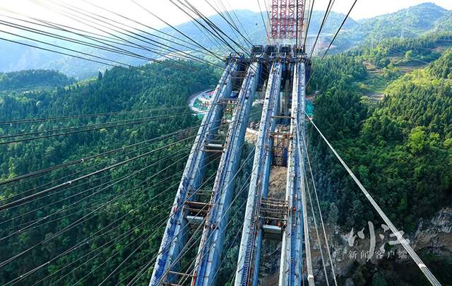 跨径335米丨最新航拍带你看泸州这座“世界第一悬浇拱桥”有多壮观(图8) 8.jpg