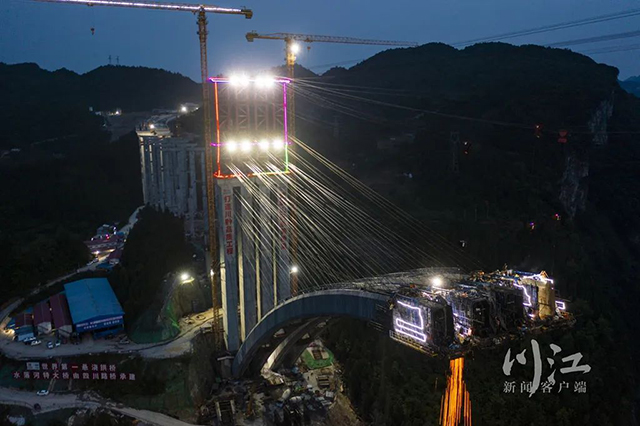 跨径335米丨最新航拍带你看泸州这座“世界第一悬浇拱桥”有多壮观(图9) 9.jpg