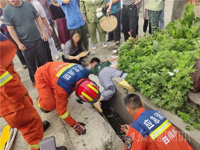 痛！生锈钢筋刺入小孩大腿，内江消防紧急救援