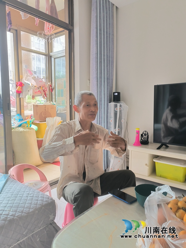 江阳区华阳街道：花甲老人河边散步，跳入江中勇救轻生男