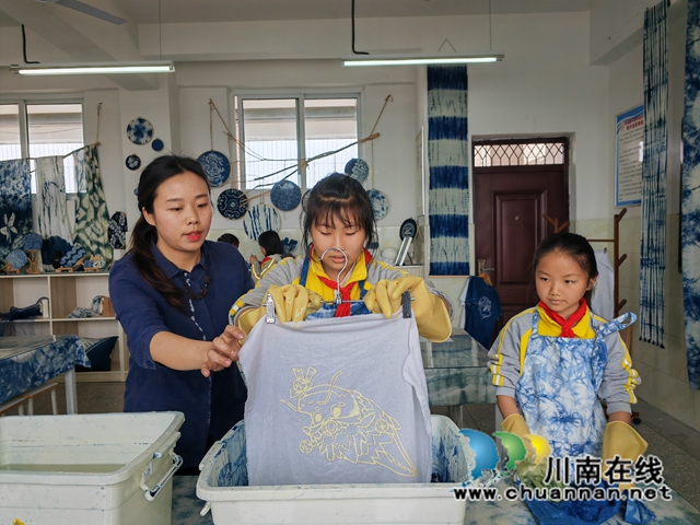 指导学生染色（曾佐然摄）.jpg