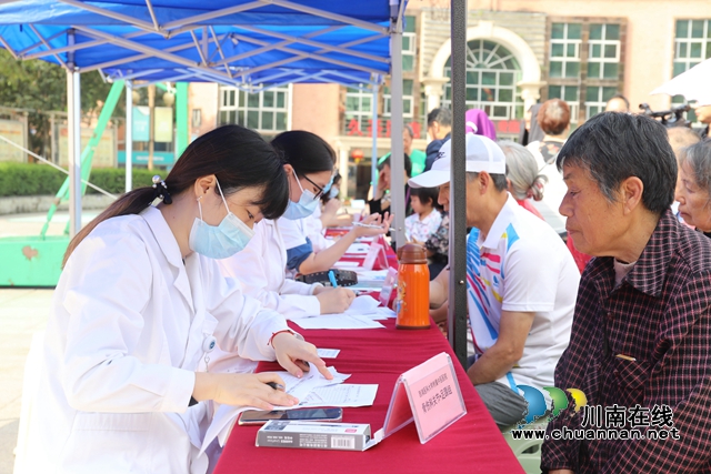 龙马潭: 义诊进社区,暖心护士节(图1) 030A9344_副本.jpg