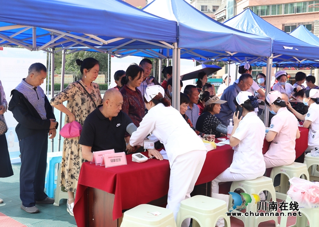 龙马潭: 义诊进社区,暖心护士节(图2) 030A9363_副本.jpg