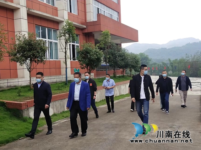 检查组到向林中心校检查.jpg