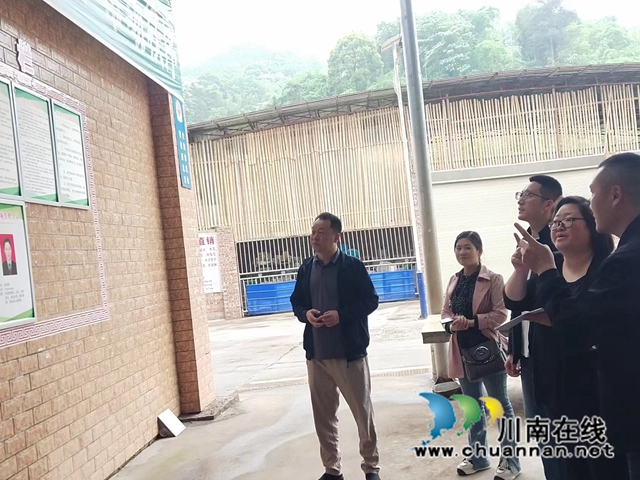 检查组到农贸市场检查上墙制度.jpg