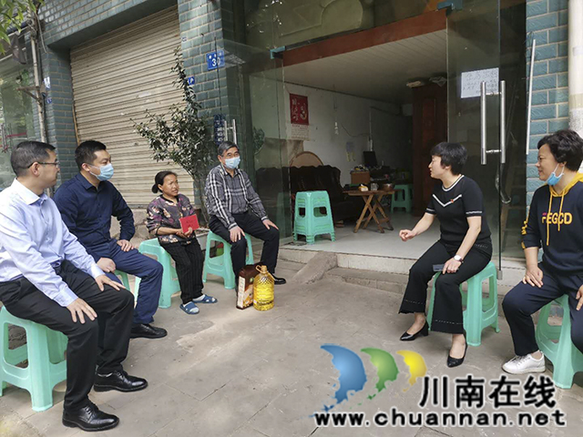 龙马潭:打通社会救助“最后一公里” 暖心绘就幸福“民生底色”(图5) 工作人员与刘家珍聊天.jpg