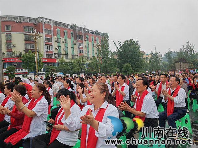 观众鼓掌（曾佐然摄）.jpg