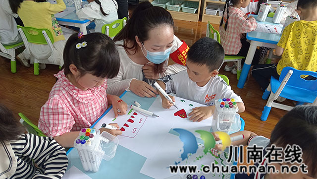 志愿者指导孩子绘画、王欣烁.jpg