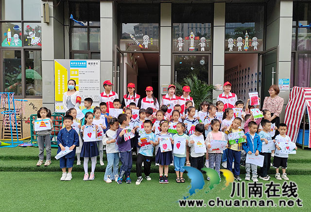 志愿者们和孩子们绘画作品合影、王欣烁.jpg