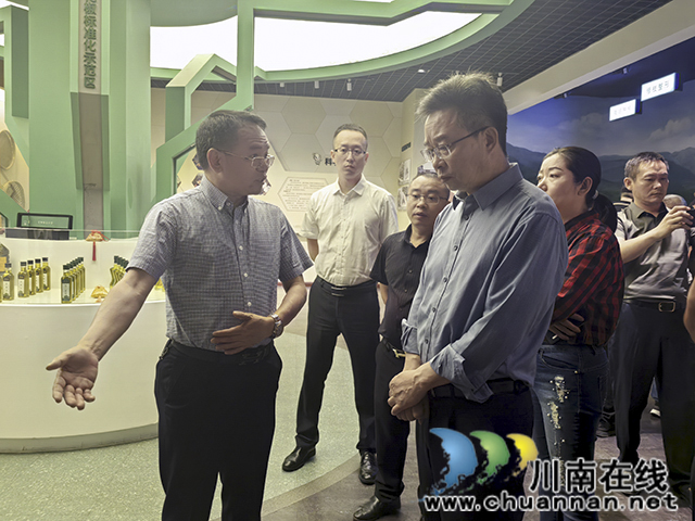泸州江津两地民建牵手 共助泸永江融合发展示范区建设(图3) 参观花椒博物馆.jpg