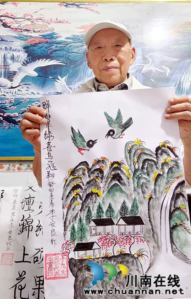 退而不休钟情诗书画 纳溪耄耋老翁李安良的诗意人生(图3) 李安良展示其书画作品.jpg