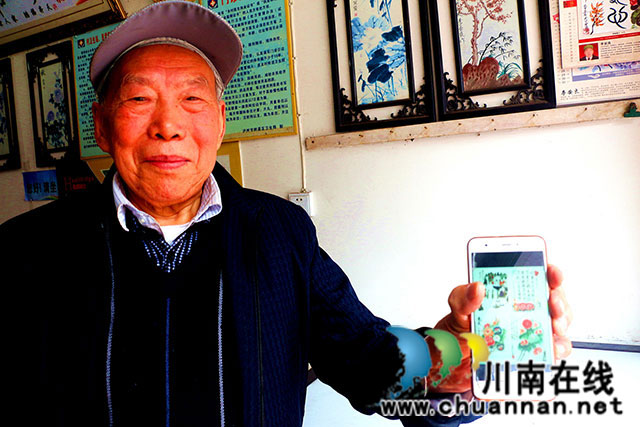 退而不休钟情诗书画 纳溪耄耋老翁李安良的诗意人生(图4) 李安良把作品发微信朋友圈交流.jpg