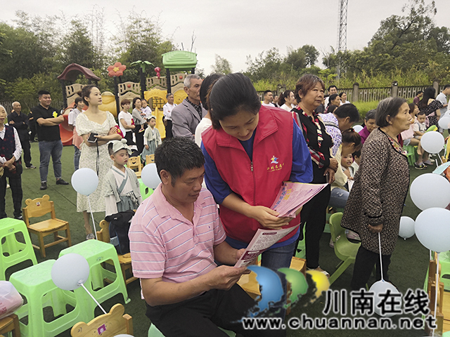 西岸村工作人员向师生家长们发放安全应急宣传册-(2).jpg