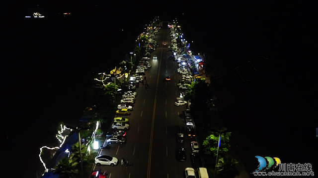 nEO_IMG_走进泸州市龙马潭区安宁街道北滨路夜市，人声鼎沸，摊位上暖暖的灯光映照着滚滚沱江水，200余家摊位鳞次栉比、生意兴旺，市井气息扑面而来，来来往往的市民穿梭在街头，尽情品尝美食、打卡游玩。+(1).jpg