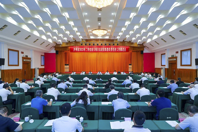 泸州市2023年二季度重大项目竞进拉练暨民营经济工作推进会举行