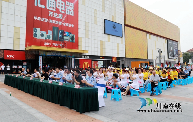 参加活动的学生、群众.JPG