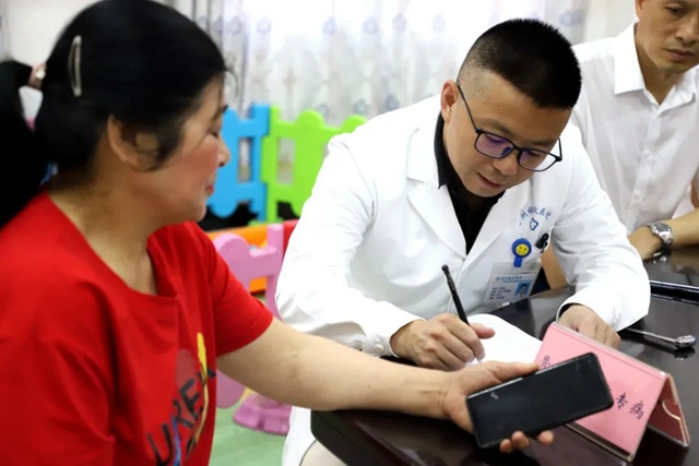 人大代表履职担当办实事儿,进家入站服务为人民!(图2) 2.jpg