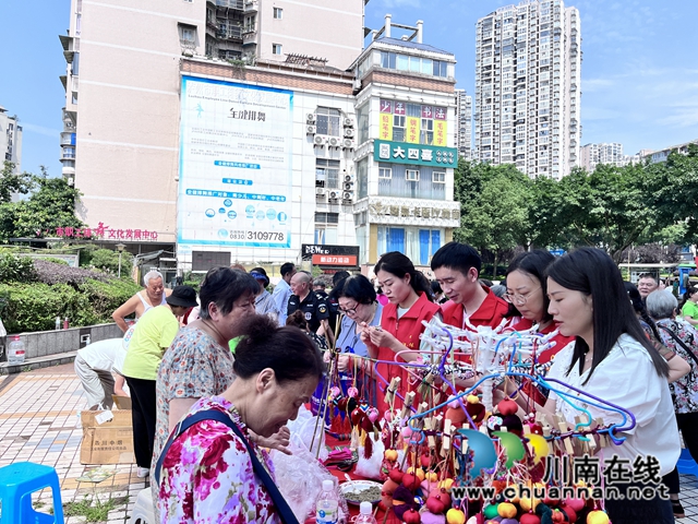 居民做香囊.jpg