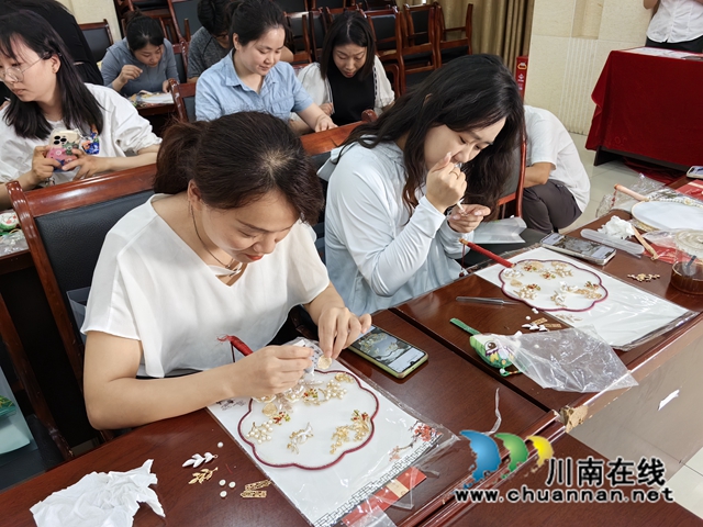 街道机关干部职工制作团扇.jpg