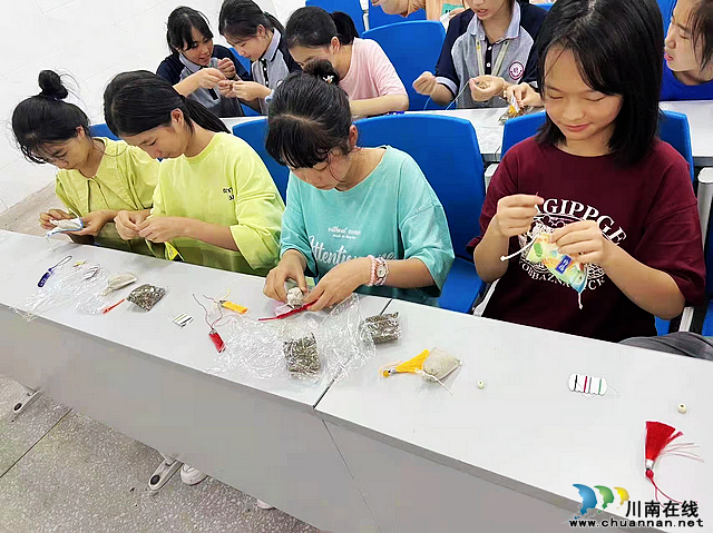 护国中学开展“我们的节日—端午”主题文化活动(图2) nEO_IMG_441f403fa2719365846797e8c78af70.jpg